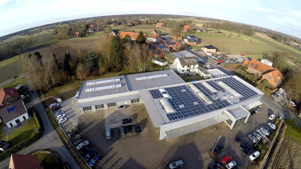 Der Sonne entgegen: Die neue Photovoltaikanlage auf dem Dach von Autohaus Meier. Foto: Jürgen Krüger