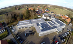 Der Sonne entgegen: Die neue Photovoltaikanlage auf dem Dach von Autohaus Meier. Foto: Jürgen Krüger