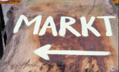 Holzschild mit der Aufschrift "Markt"
